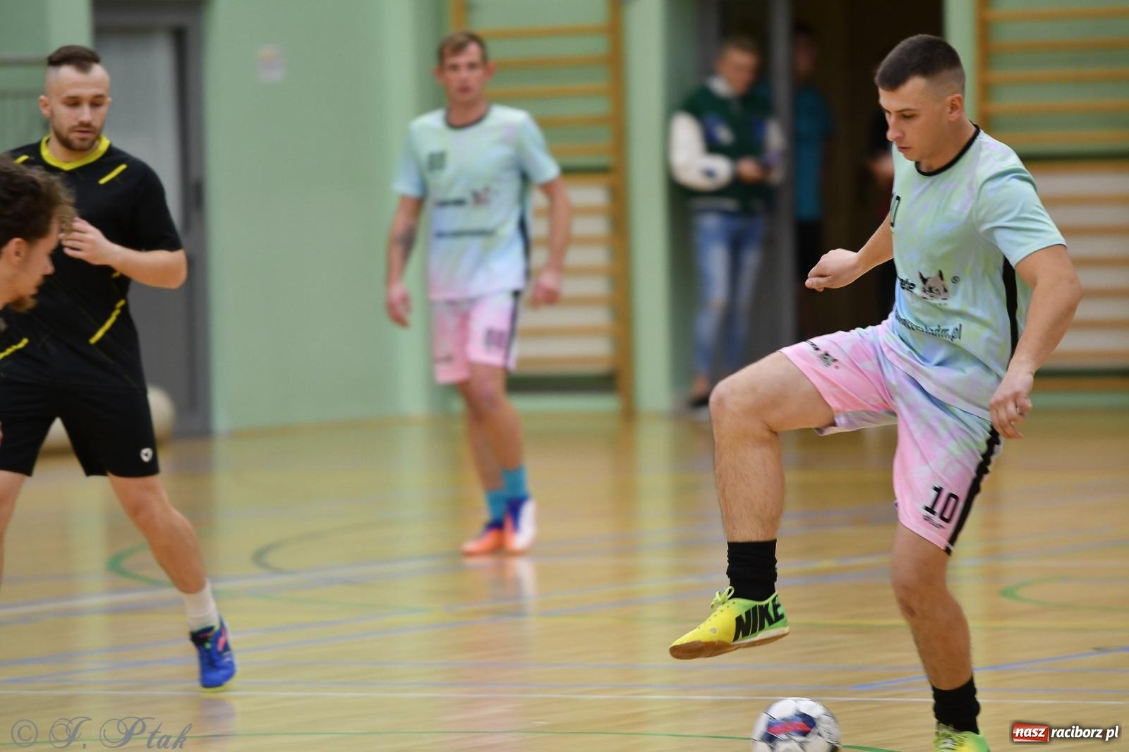 Zdjęcie w galerii na portalu naszraciborz.pl: Niedziela z futsalem [FOTO] wiadomości z regionu