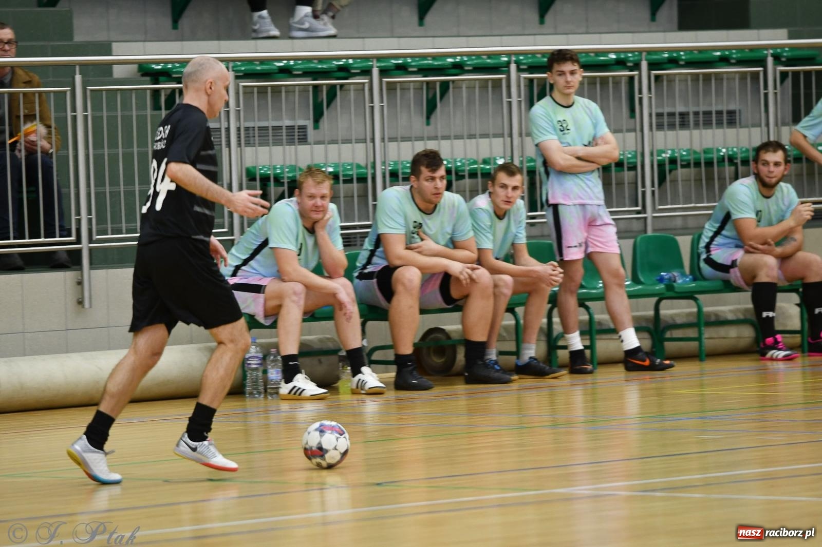 Zdjęcie w galerii na portalu naszraciborz.pl: Niedziela z futsalem [FOTO] wiadomości z regionu