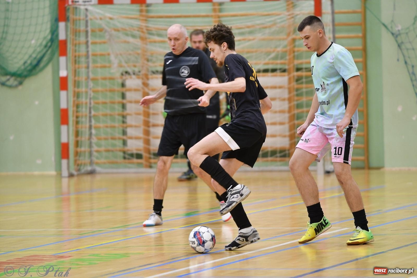 Zdjęcie w galerii na portalu naszraciborz.pl: Niedziela z futsalem [FOTO] wiadomości z regionu
