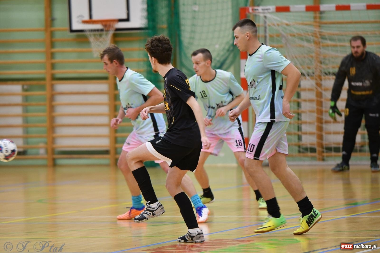 Zdjęcie w galerii na portalu naszraciborz.pl: Niedziela z futsalem [FOTO] wiadomości z regionu