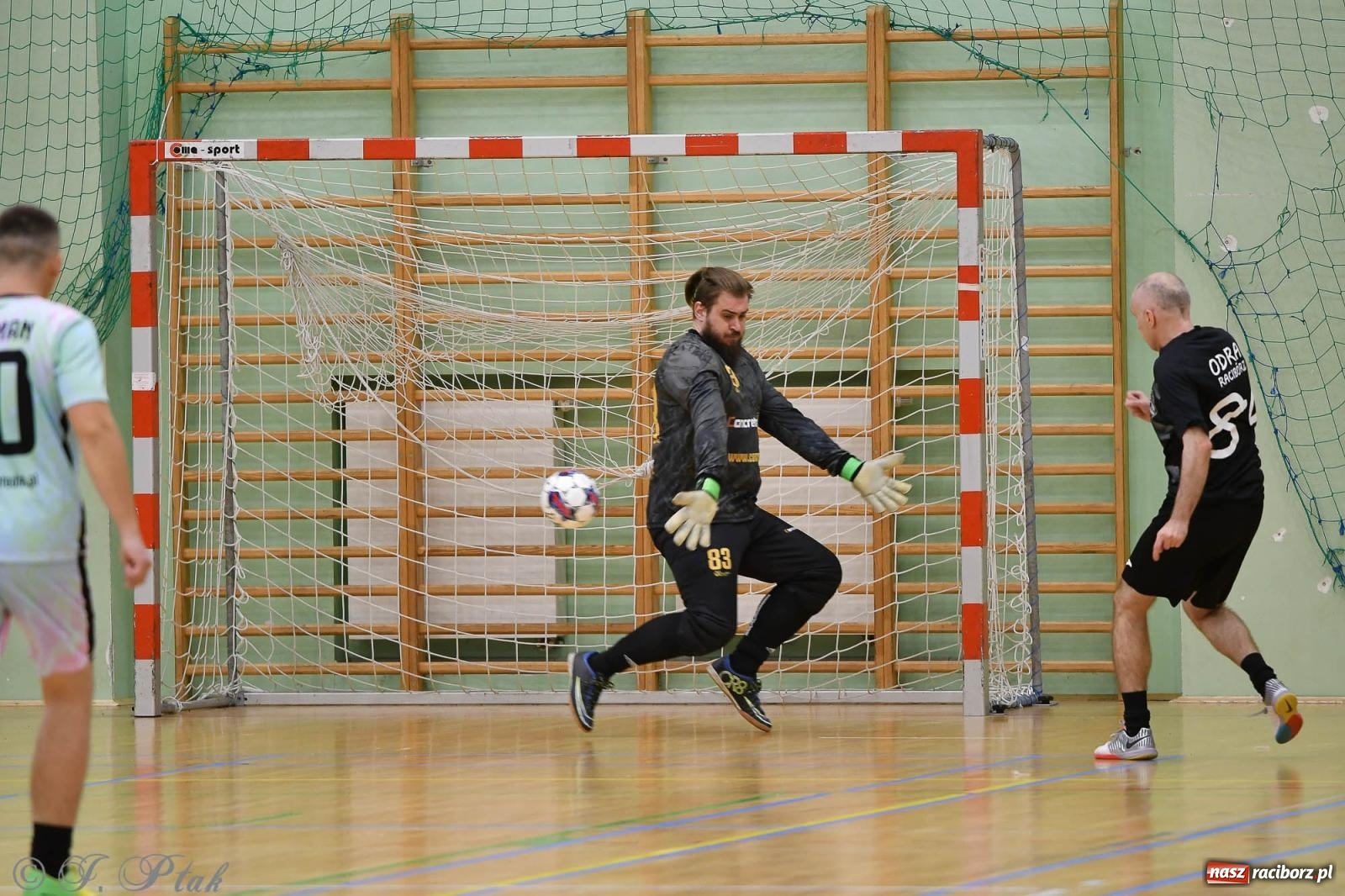Zdjęcie w galerii na portalu naszraciborz.pl: Niedziela z futsalem [FOTO] wiadomości z regionu