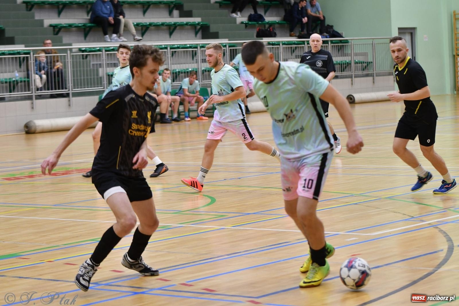 Zdjęcie w galerii na portalu naszraciborz.pl: Niedziela z futsalem [FOTO] wiadomości z regionu
