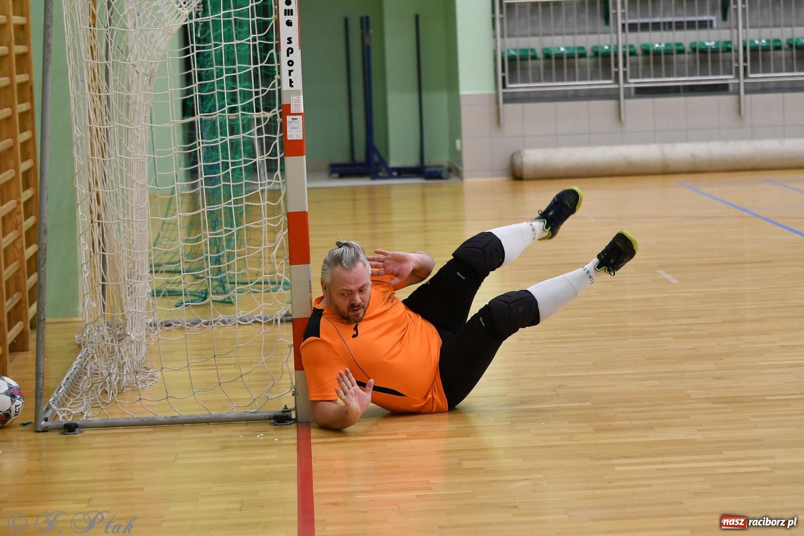 Zdjęcie w galerii na portalu naszraciborz.pl: Niedziela z futsalem [FOTO] wiadomości z regionu