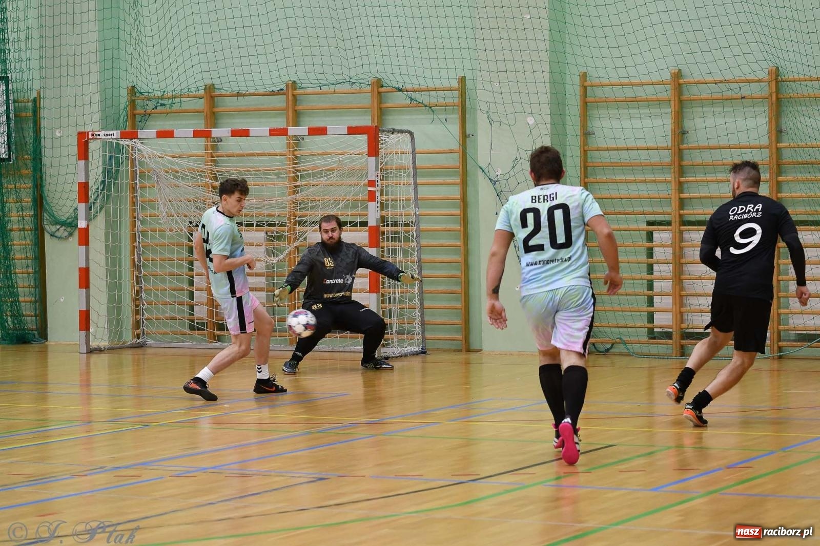 Zdjęcie w galerii na portalu naszraciborz.pl: Niedziela z futsalem [FOTO] wiadomości z regionu