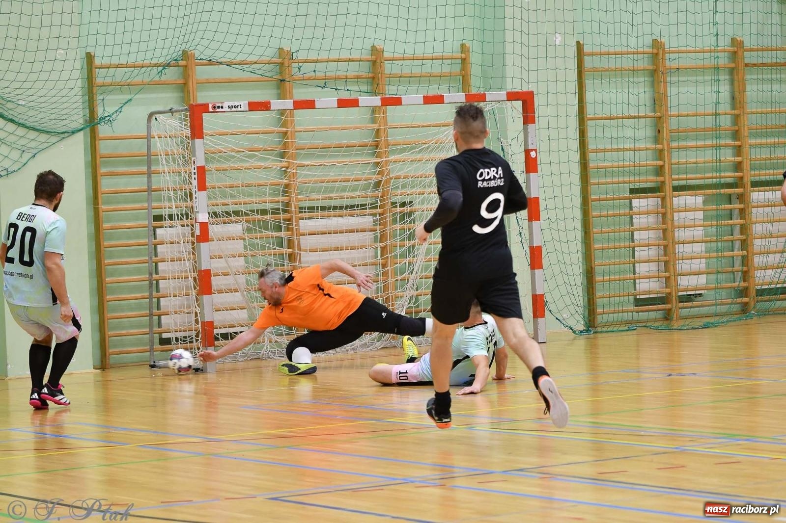 Zdjęcie w galerii na portalu naszraciborz.pl: Niedziela z futsalem [FOTO] wiadomości z regionu