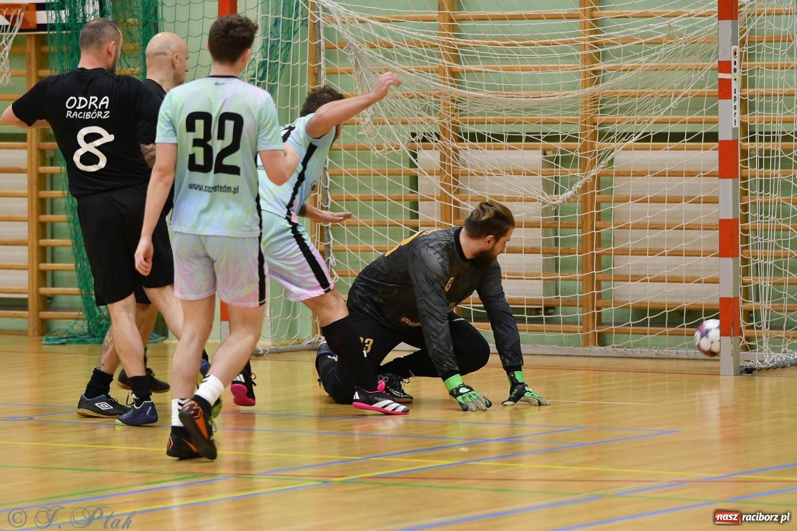 Zdjęcie w galerii na portalu naszraciborz.pl: Niedziela z futsalem [FOTO] wiadomości z regionu