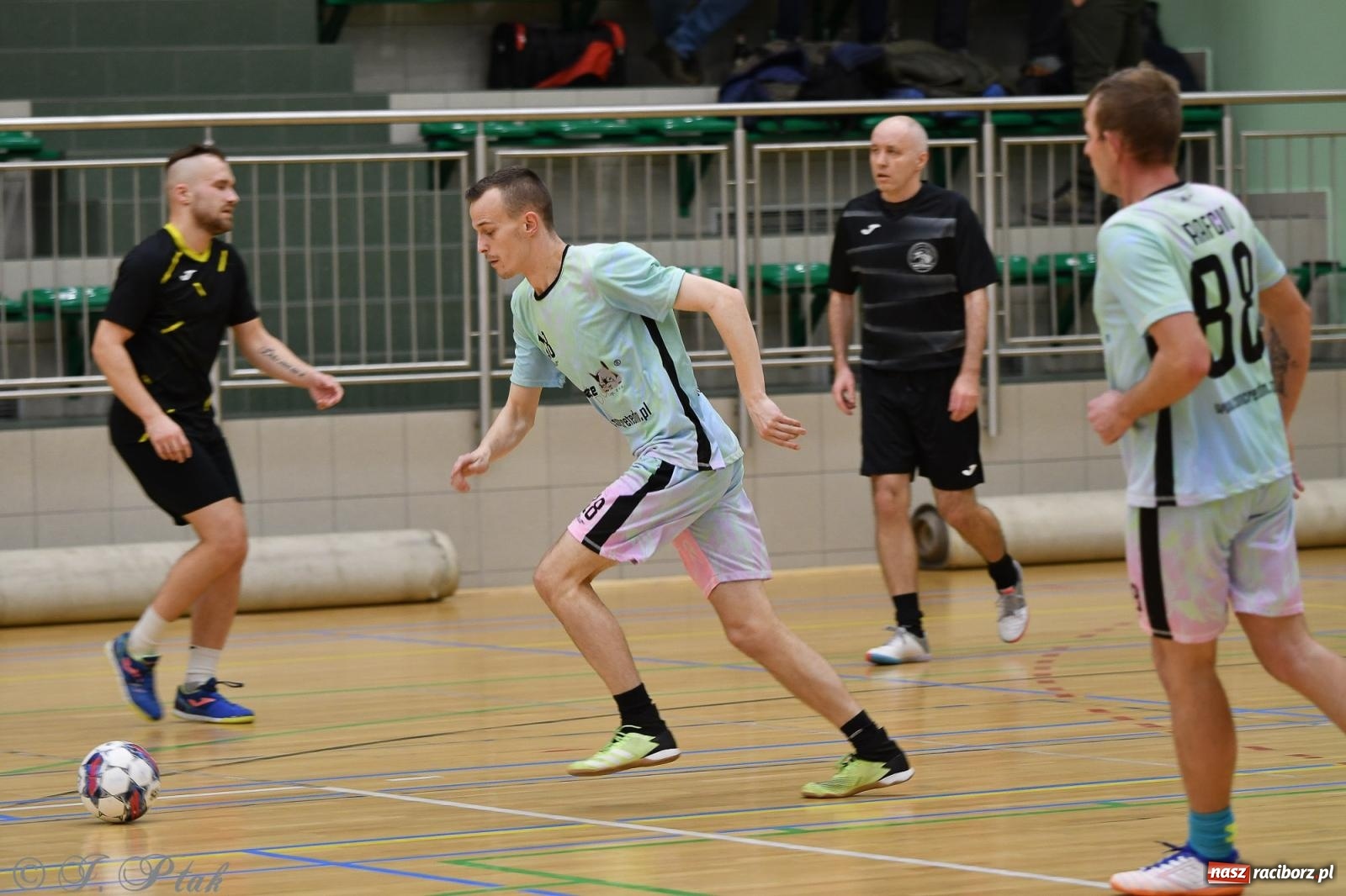 Zdjęcie w galerii na portalu naszraciborz.pl: Niedziela z futsalem [FOTO] wiadomości z regionu