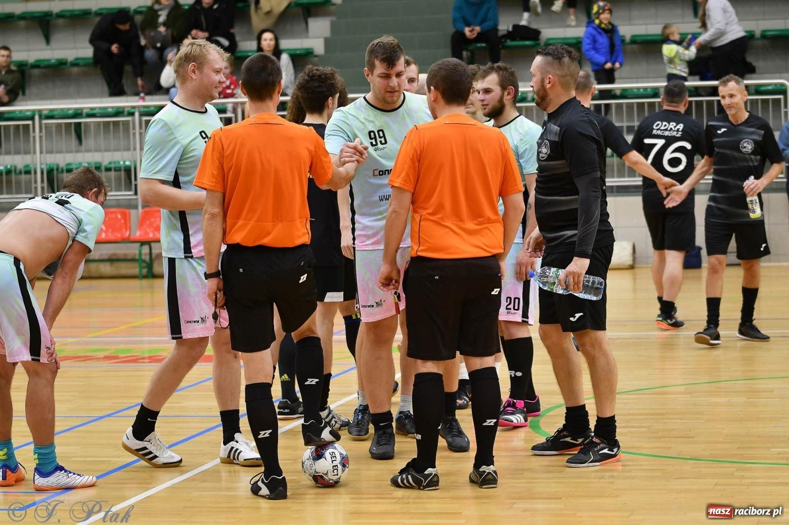 Zdjęcie w galerii na portalu naszraciborz.pl: Niedziela z futsalem [FOTO] wiadomości z regionu