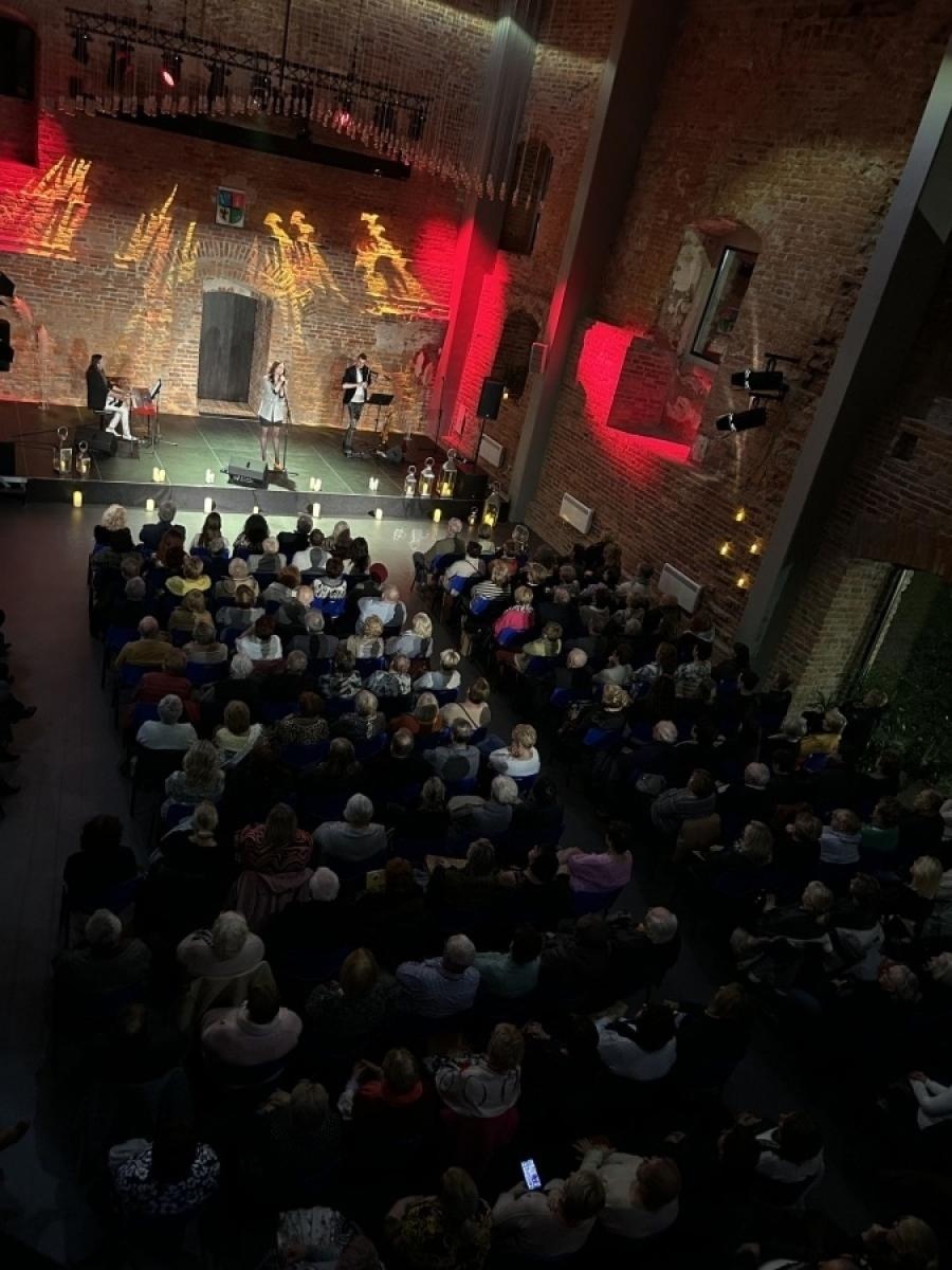 Zdjęcie w galerii na portalu naszraciborz.pl: Wieczór przy świecach w zabytkowej wozowni [WIDEO] wiadomości z regionu