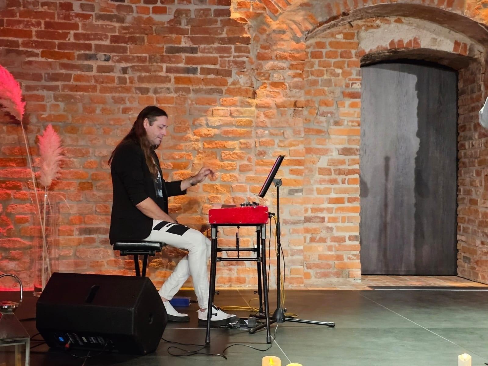 Zdjęcie w galerii na portalu naszraciborz.pl: Wieczór przy świecach w zabytkowej wozowni [WIDEO] wiadomości z regionu