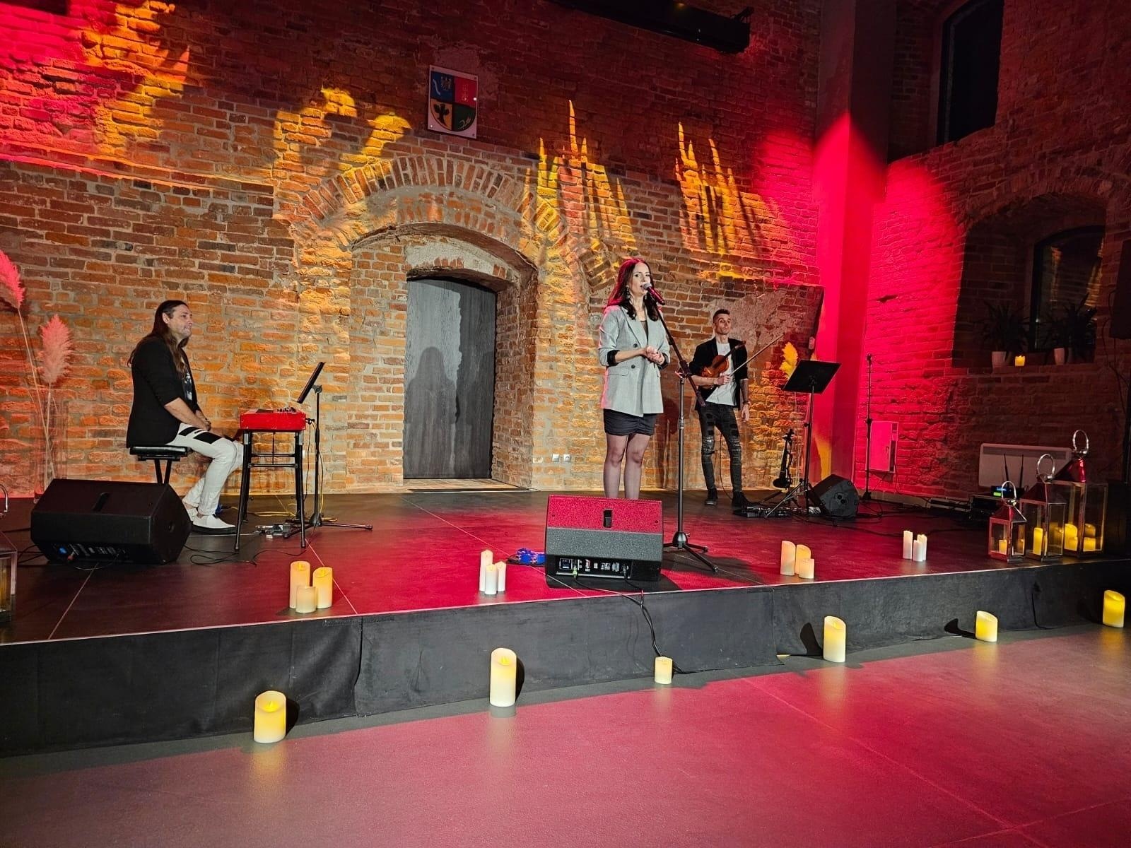 Zdjęcie w galerii na portalu naszraciborz.pl: Wieczór przy świecach w zabytkowej wozowni [WIDEO] wiadomości z regionu