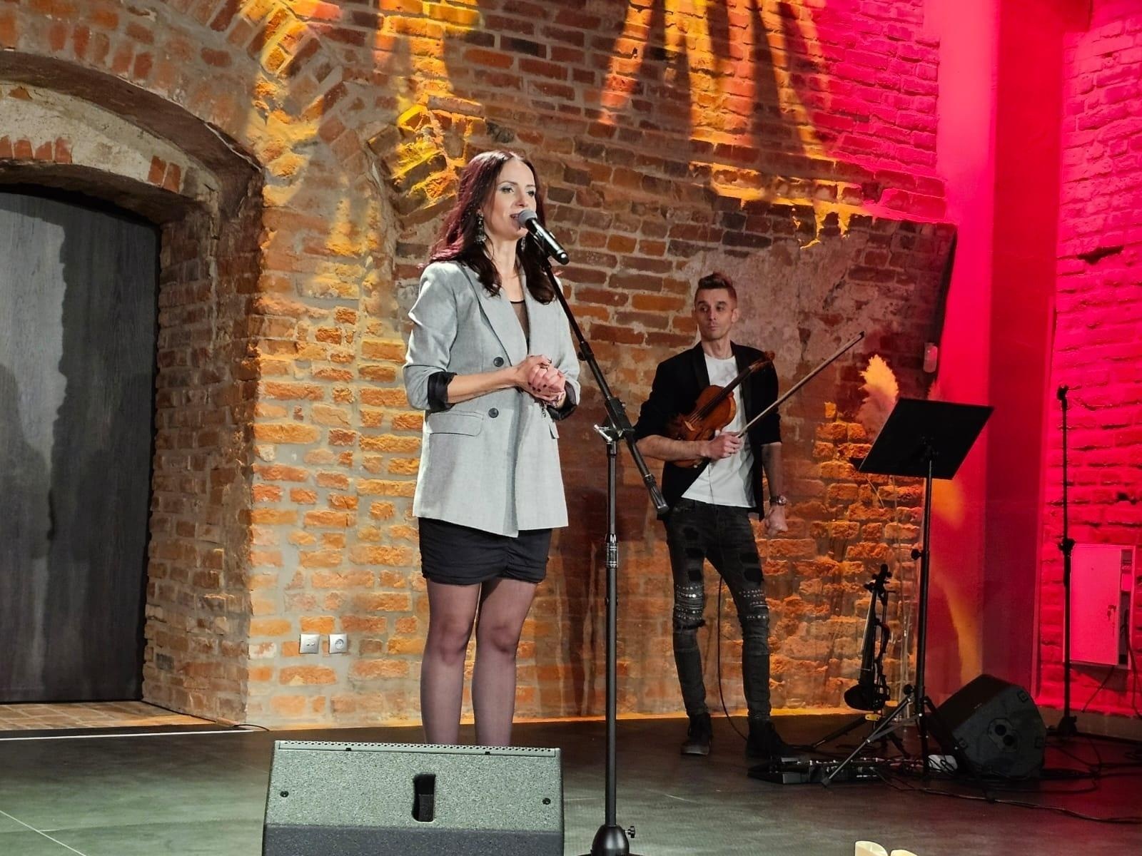 Zdjęcie w galerii na portalu naszraciborz.pl: Wieczór przy świecach w zabytkowej wozowni [WIDEO] wiadomości z regionu