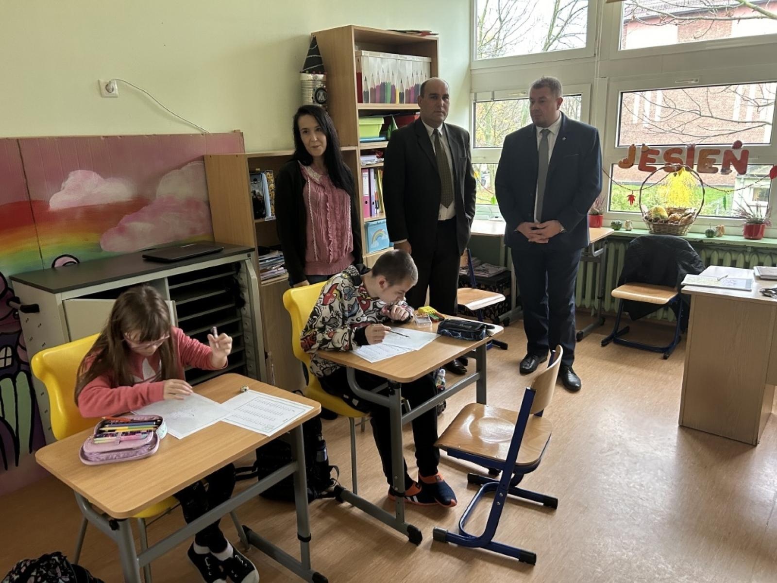 Zdjęcie w galerii na portalu naszraciborz.pl: Raciborska szkoła specjalna ma mobilną pracownię komputerową wiadomości z regionu