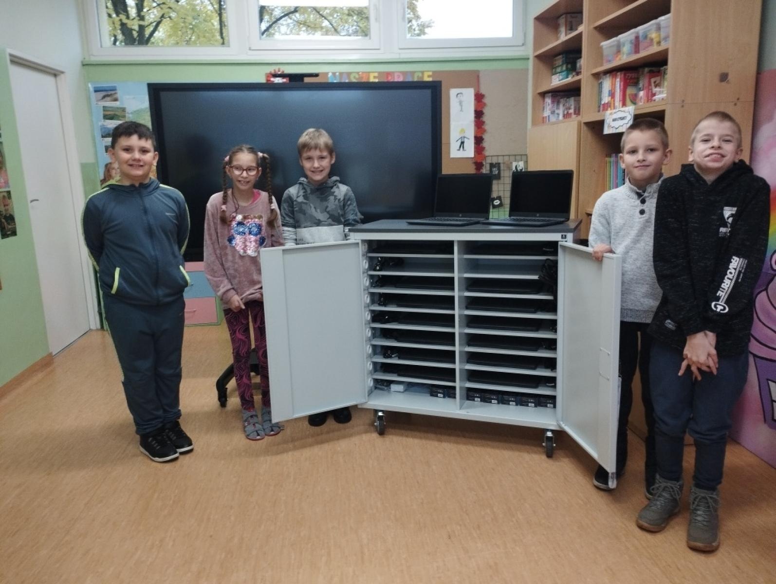 Zdjęcie w galerii na portalu naszraciborz.pl: Raciborska szkoła specjalna ma mobilną pracownię komputerową wiadomości z regionu