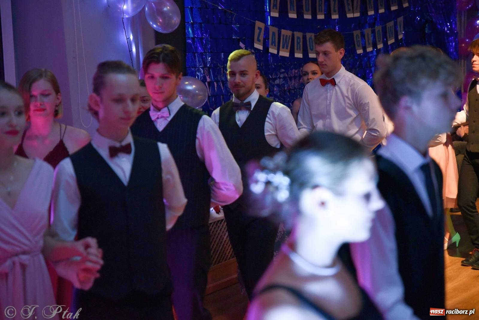 Zdjęcie w galerii na portalu naszraciborz.pl: Andrzejkowy zawrót głowy - pokazy tańca towarzyskiego w MDK wiadomości z regionu