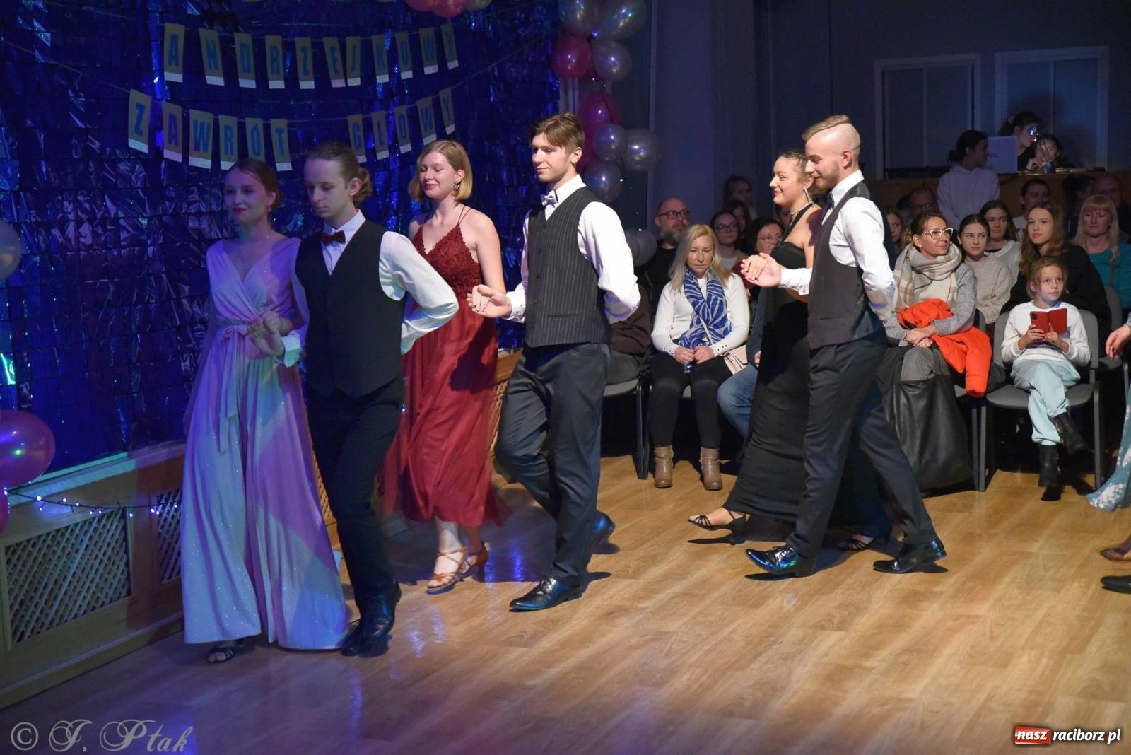 Zdjęcie w galerii na portalu naszraciborz.pl: Andrzejkowy zawrót głowy - pokazy tańca towarzyskiego w MDK wiadomości z regionu