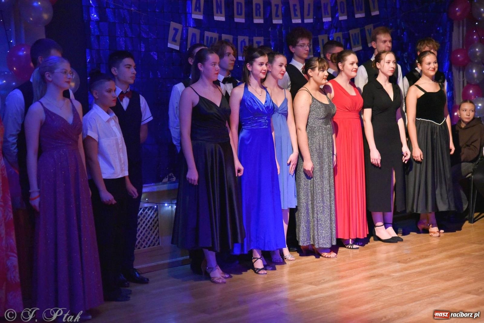 Zdjęcie w galerii na portalu naszraciborz.pl: Andrzejkowy zawrót głowy - pokazy tańca towarzyskiego w MDK wiadomości z regionu