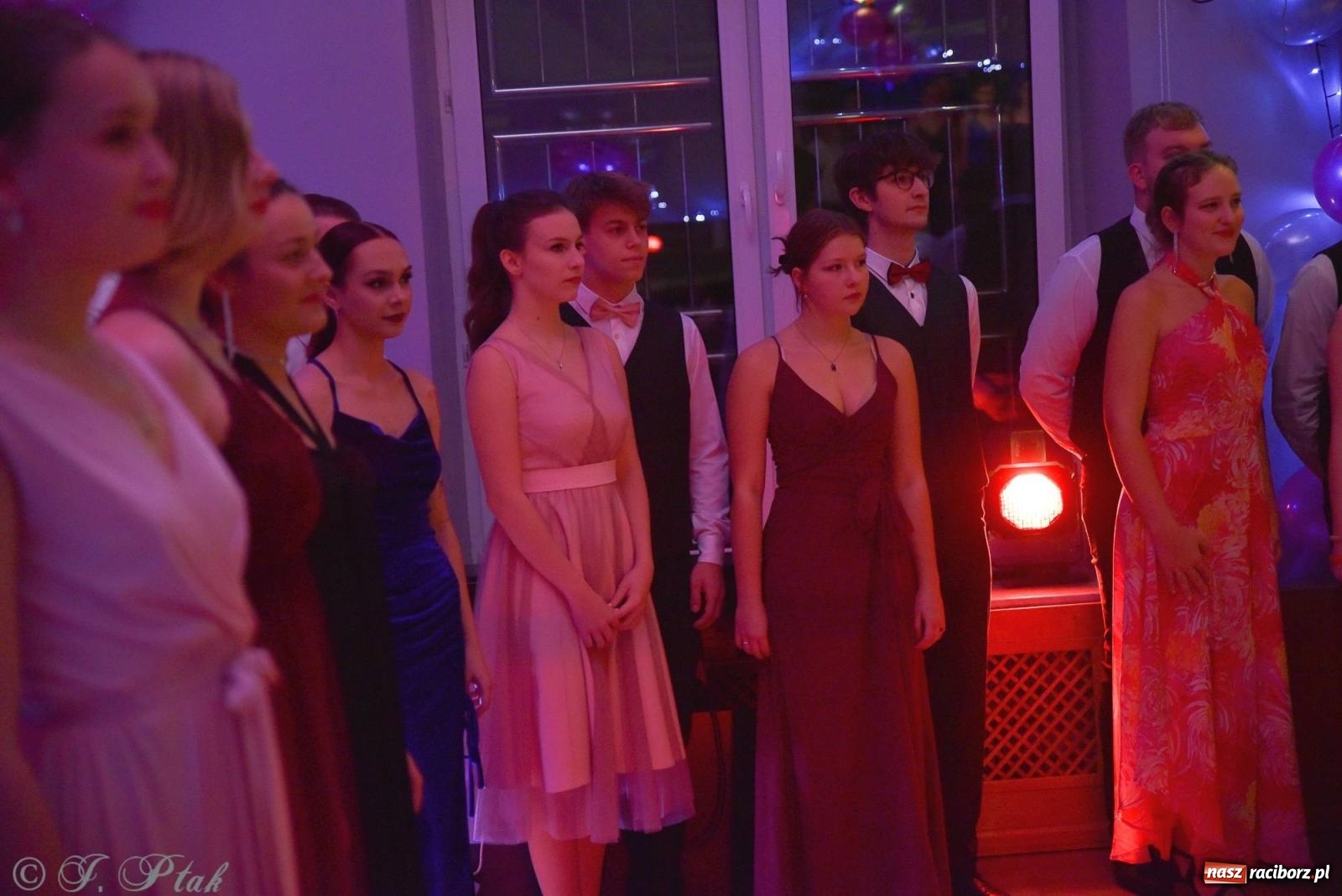 Zdjęcie w galerii na portalu naszraciborz.pl: Andrzejkowy zawrót głowy - pokazy tańca towarzyskiego w MDK wiadomości z regionu