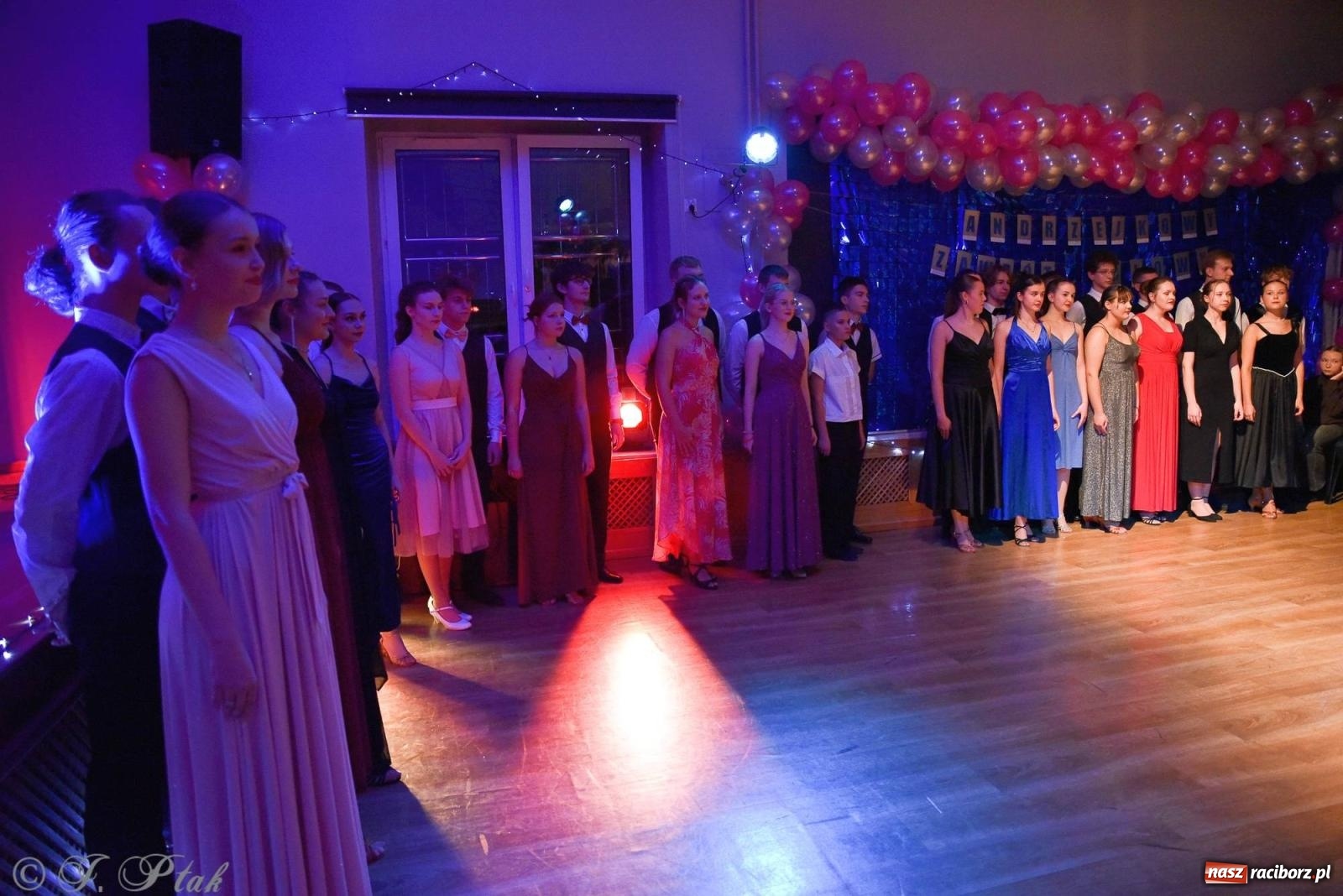 Zdjęcie w galerii na portalu naszraciborz.pl: Andrzejkowy zawrót głowy - pokazy tańca towarzyskiego w MDK wiadomości z regionu