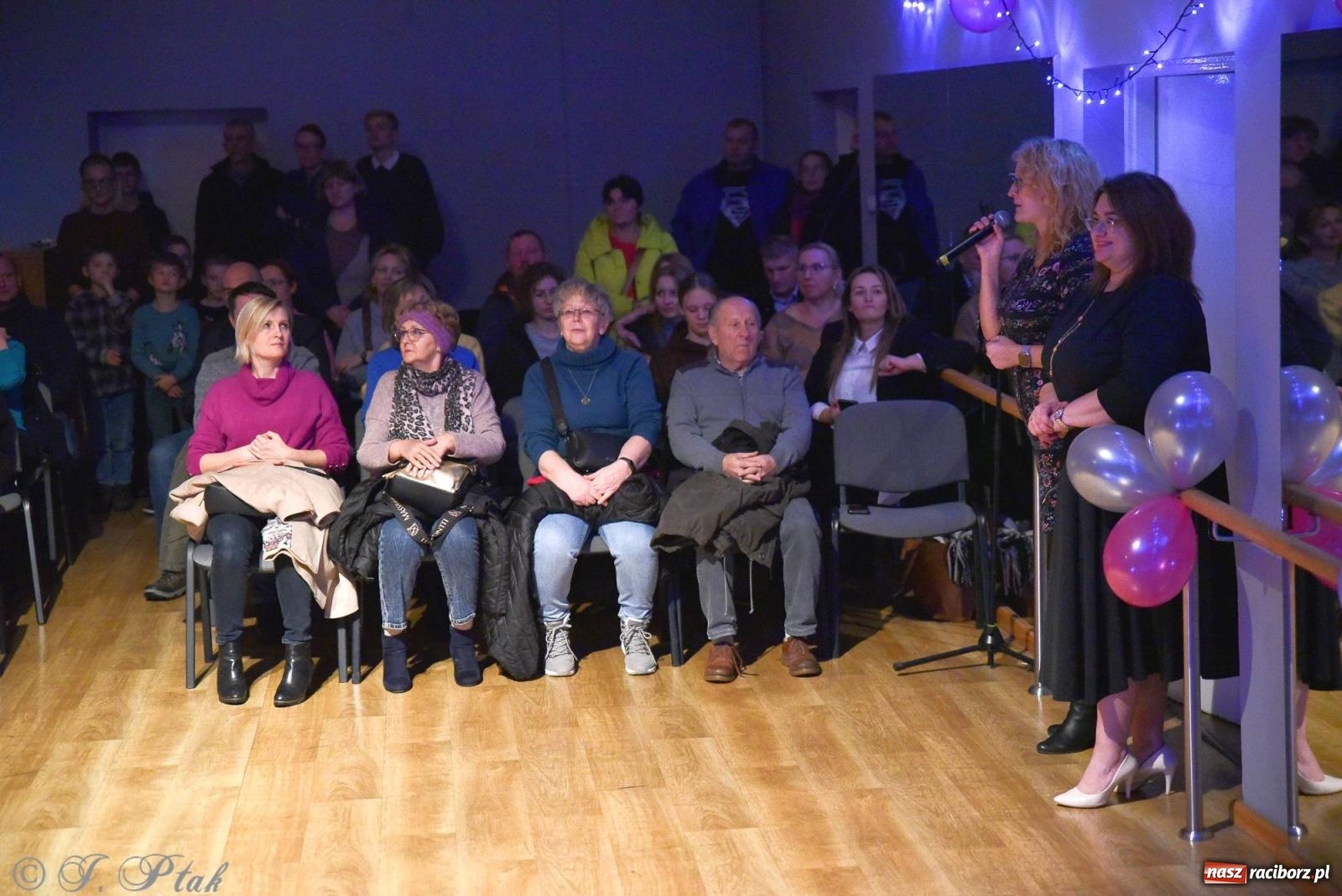 Zdjęcie w galerii na portalu naszraciborz.pl: Andrzejkowy zawrót głowy - pokazy tańca towarzyskiego w MDK wiadomości z regionu