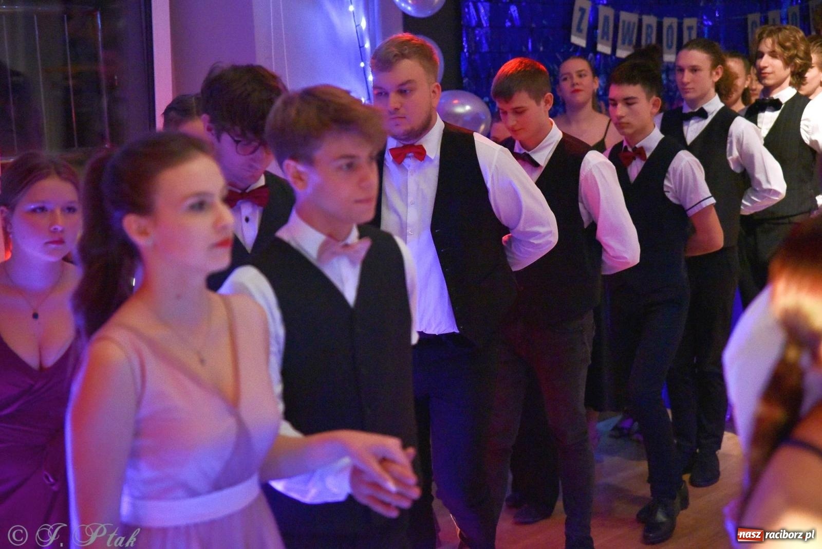 Zdjęcie w galerii na portalu naszraciborz.pl: Andrzejkowy zawrót głowy - pokazy tańca towarzyskiego w MDK wiadomości z regionu