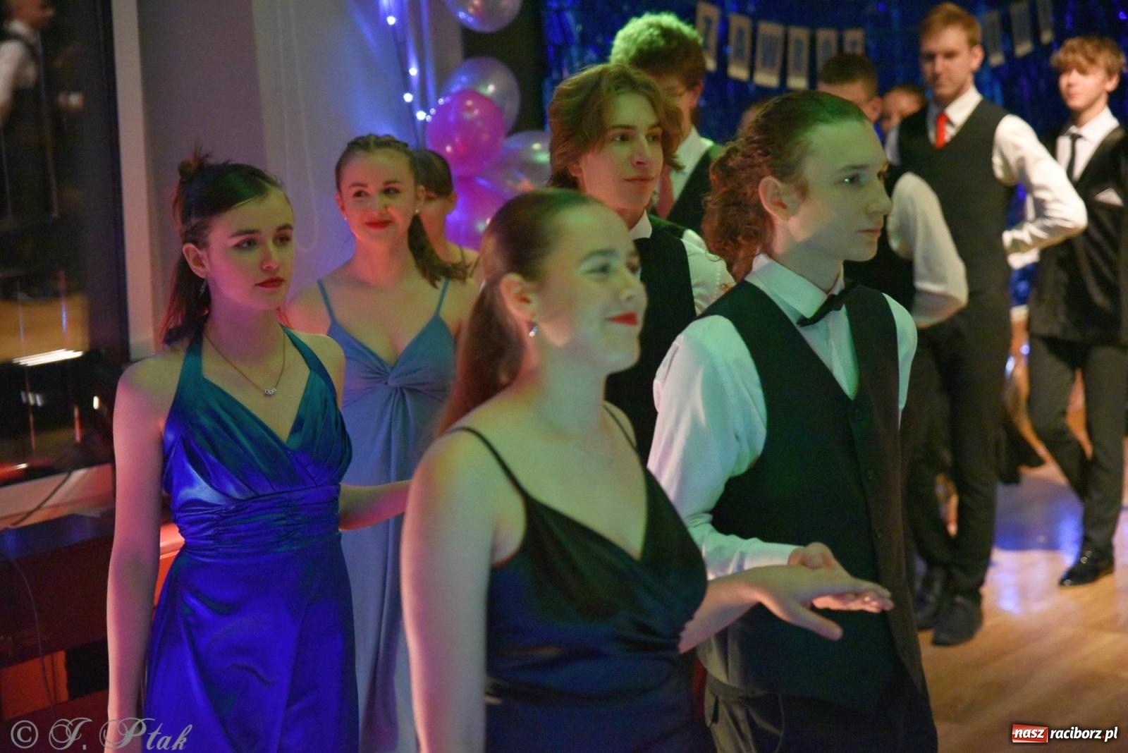 Zdjęcie w galerii na portalu naszraciborz.pl: Andrzejkowy zawrót głowy - pokazy tańca towarzyskiego w MDK wiadomości z regionu