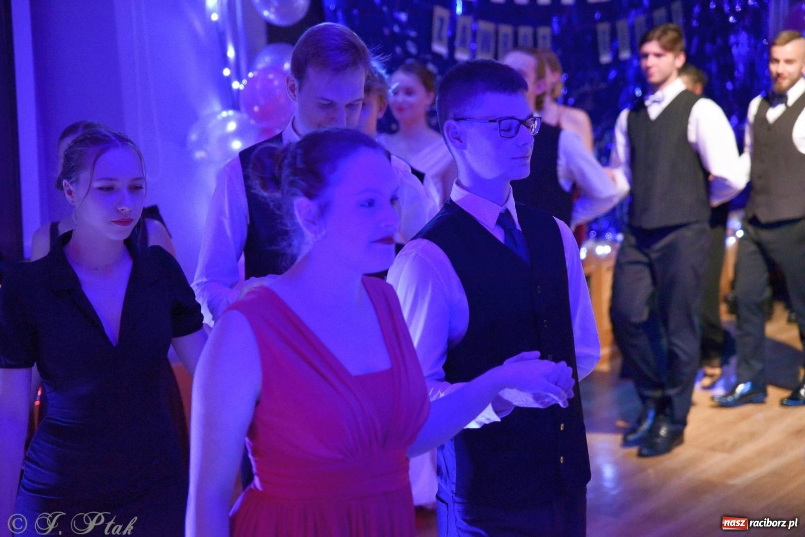 Zdjęcie w galerii na portalu naszraciborz.pl: Andrzejkowy zawrót głowy - pokazy tańca towarzyskiego w MDK wiadomości z regionu