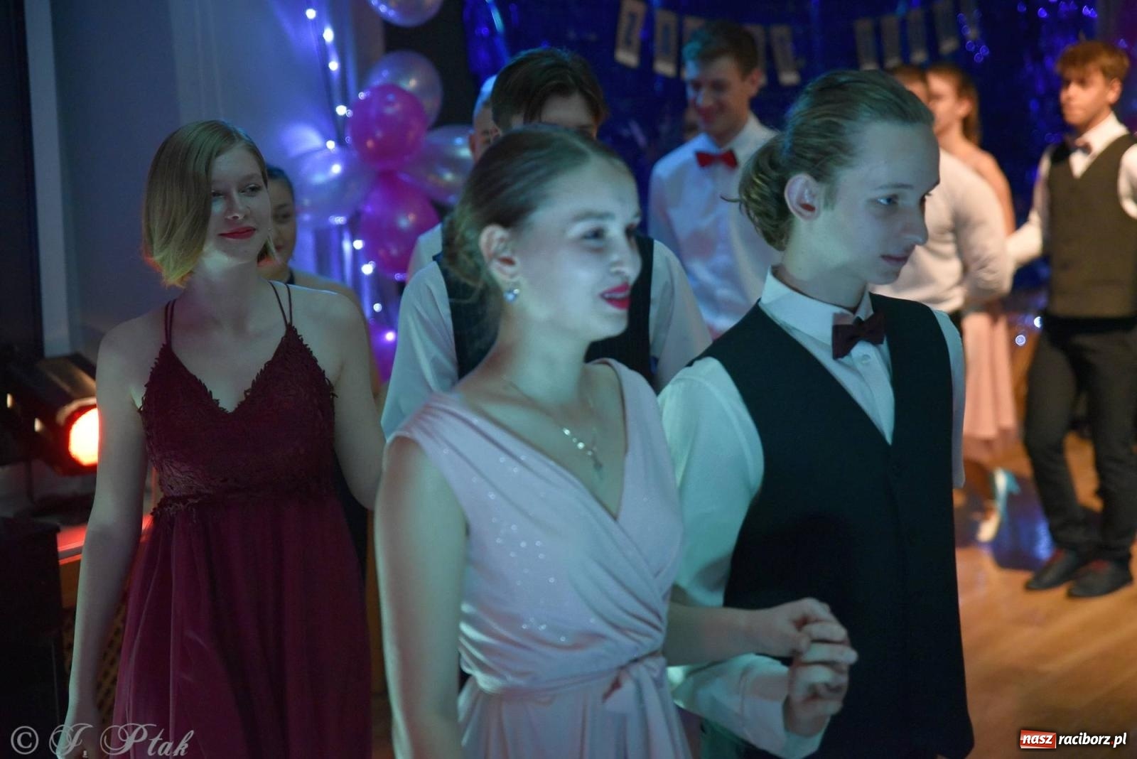 Zdjęcie w galerii na portalu naszraciborz.pl: Andrzejkowy zawrót głowy - pokazy tańca towarzyskiego w MDK wiadomości z regionu