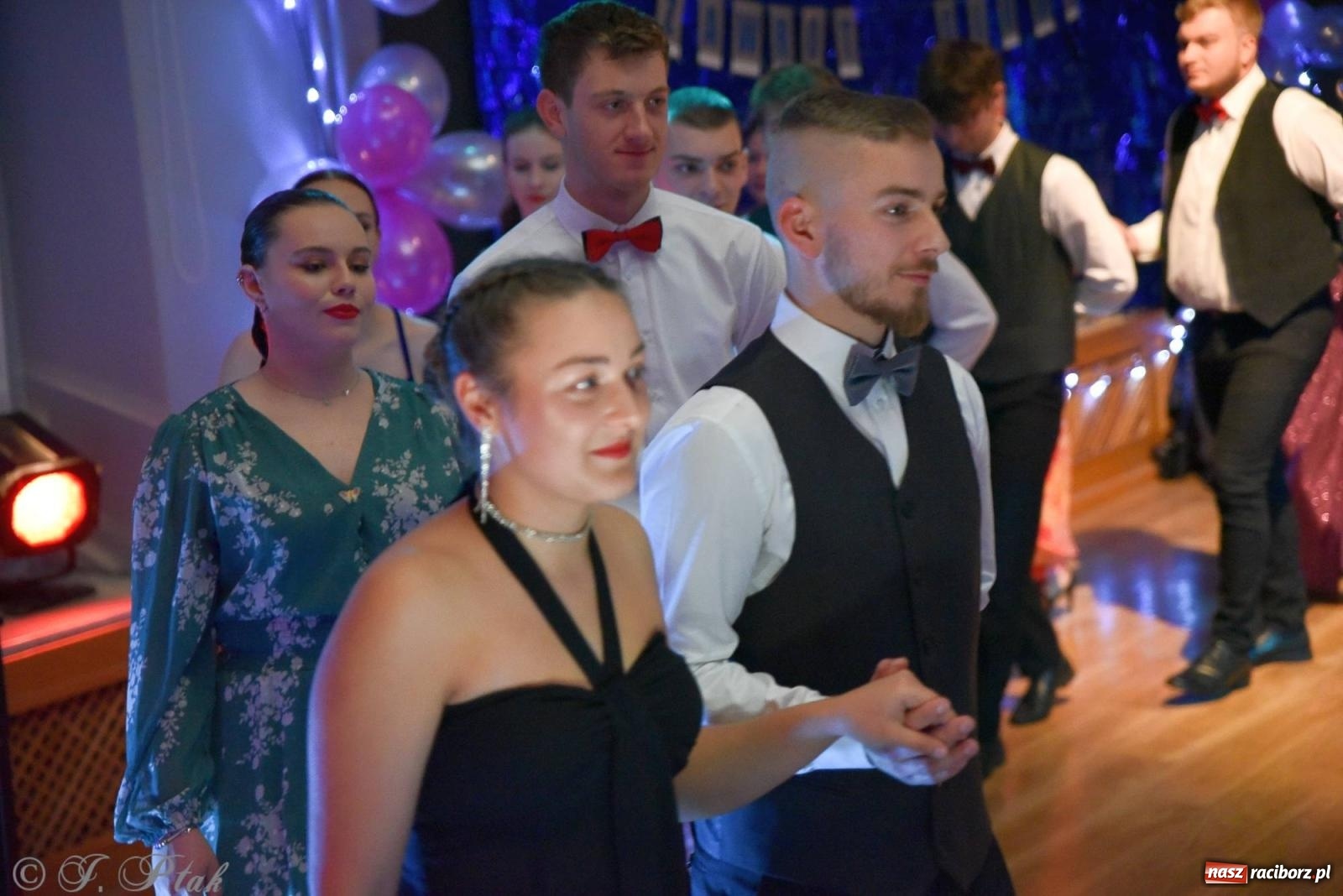 Zdjęcie w galerii na portalu naszraciborz.pl: Andrzejkowy zawrót głowy - pokazy tańca towarzyskiego w MDK wiadomości z regionu