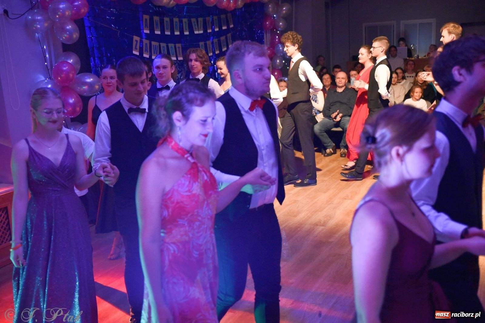 Zdjęcie w galerii na portalu naszraciborz.pl: Andrzejkowy zawrót głowy - pokazy tańca towarzyskiego w MDK wiadomości z regionu