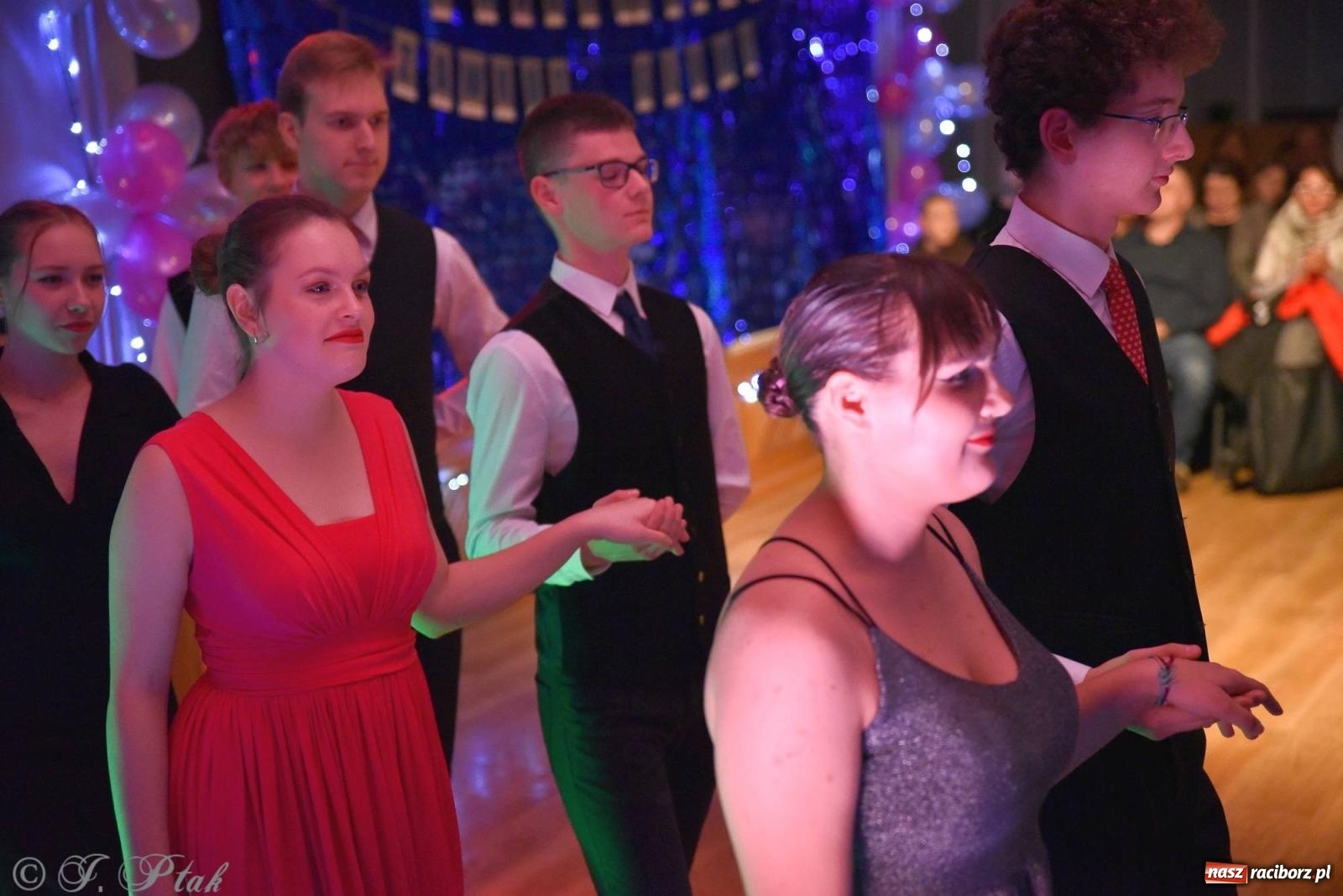 Zdjęcie w galerii na portalu naszraciborz.pl: Andrzejkowy zawrót głowy - pokazy tańca towarzyskiego w MDK wiadomości z regionu