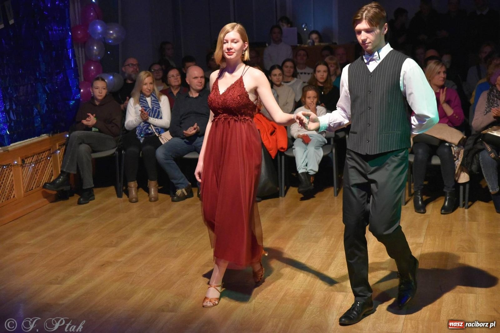 Zdjęcie w galerii na portalu naszraciborz.pl: Andrzejkowy zawrót głowy - pokazy tańca towarzyskiego w MDK wiadomości z regionu
