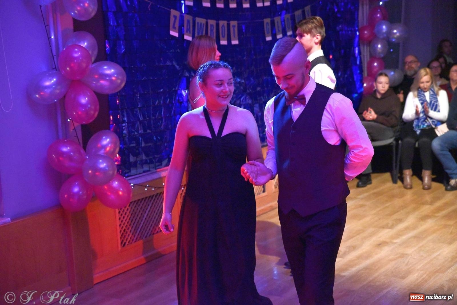 Zdjęcie w galerii na portalu naszraciborz.pl: Andrzejkowy zawrót głowy - pokazy tańca towarzyskiego w MDK wiadomości z regionu