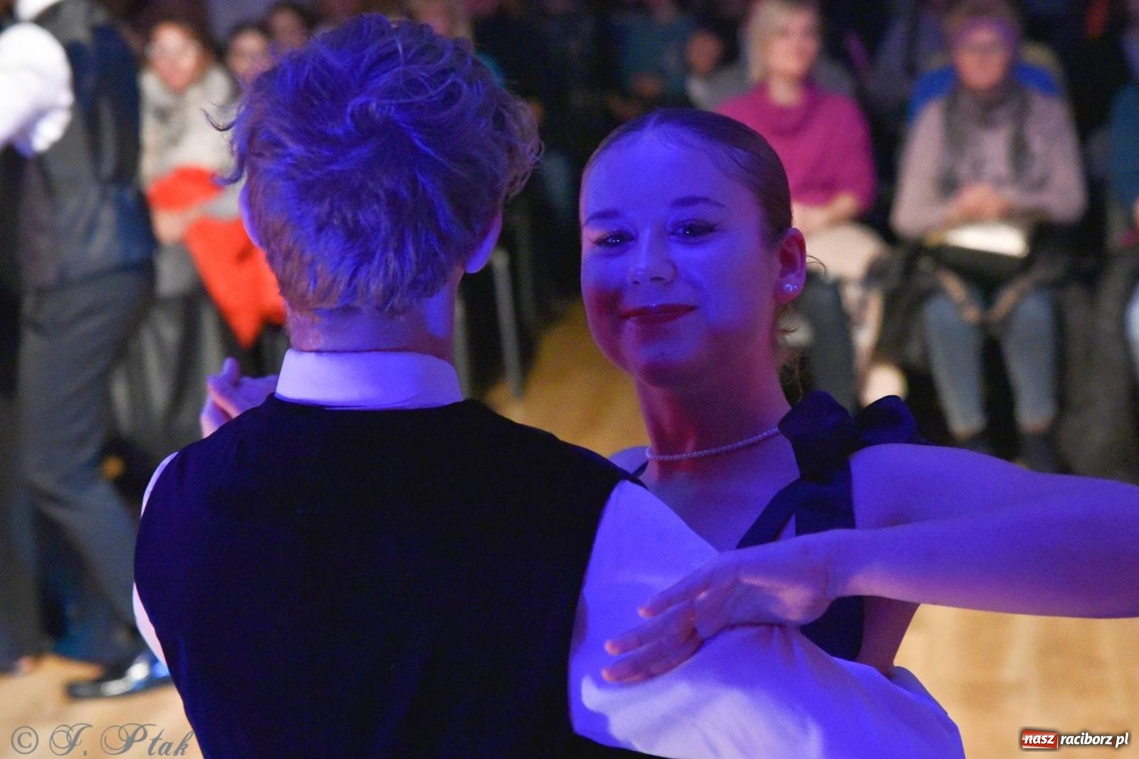 Zdjęcie w galerii na portalu naszraciborz.pl: Andrzejkowy zawrót głowy - pokazy tańca towarzyskiego w MDK wiadomości z regionu