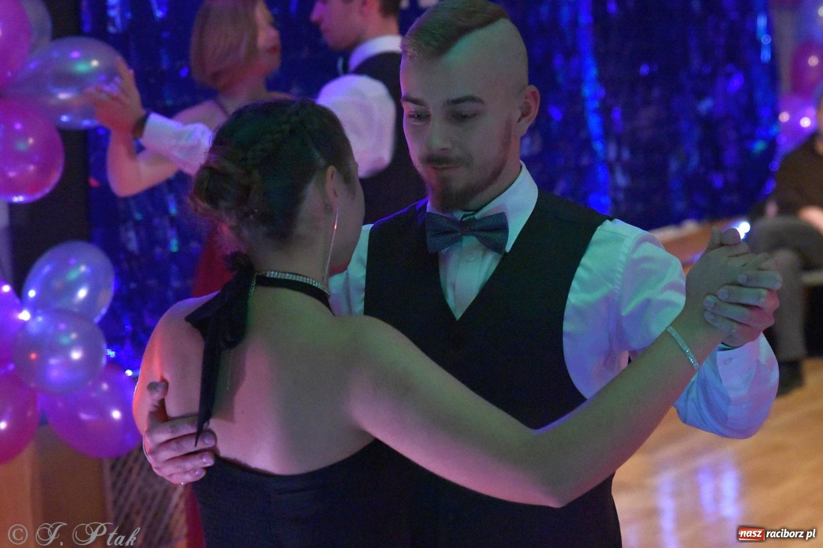 Zdjęcie w galerii na portalu naszraciborz.pl: Andrzejkowy zawrót głowy - pokazy tańca towarzyskiego w MDK wiadomości z regionu