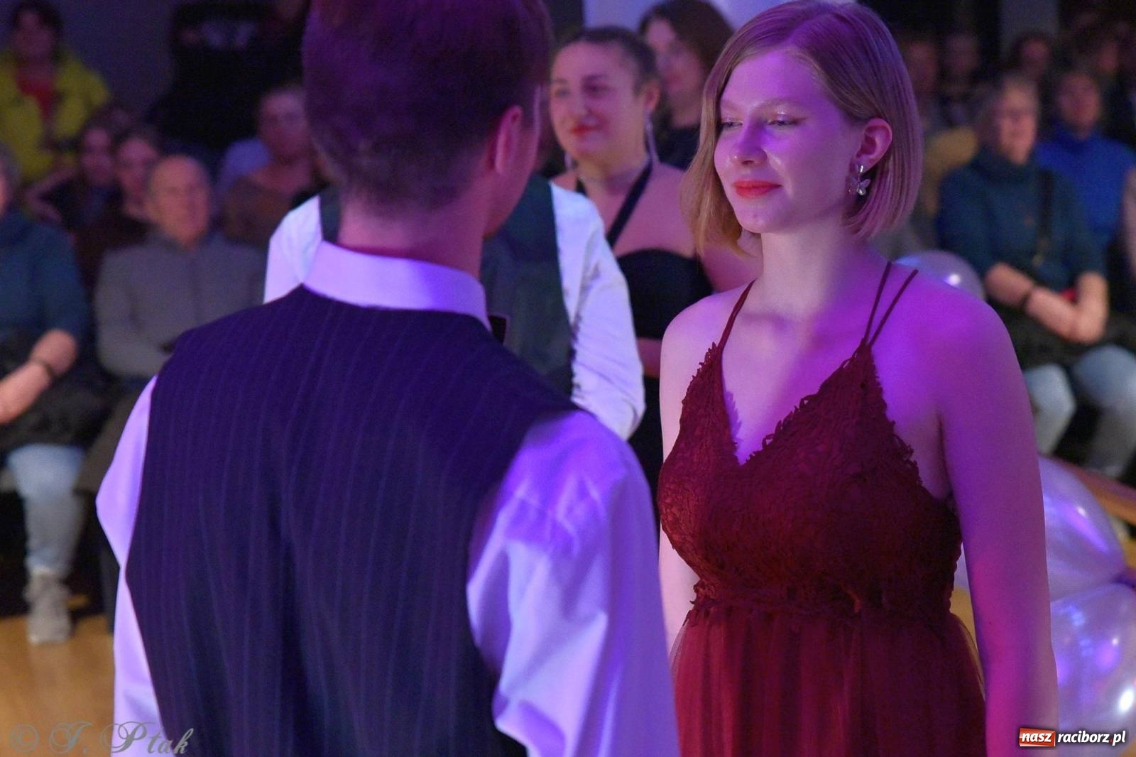 Zdjęcie w galerii na portalu naszraciborz.pl: Andrzejkowy zawrót głowy - pokazy tańca towarzyskiego w MDK wiadomości z regionu