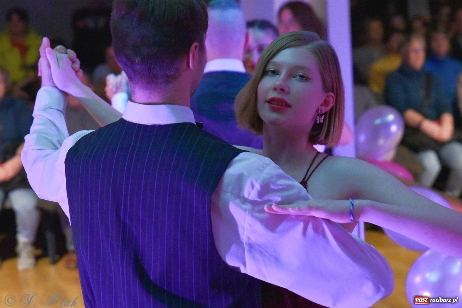 Zdjęcie w galerii na portalu naszraciborz.pl: Andrzejkowy zawrót głowy - pokazy tańca towarzyskiego w MDK wiadomości z regionu