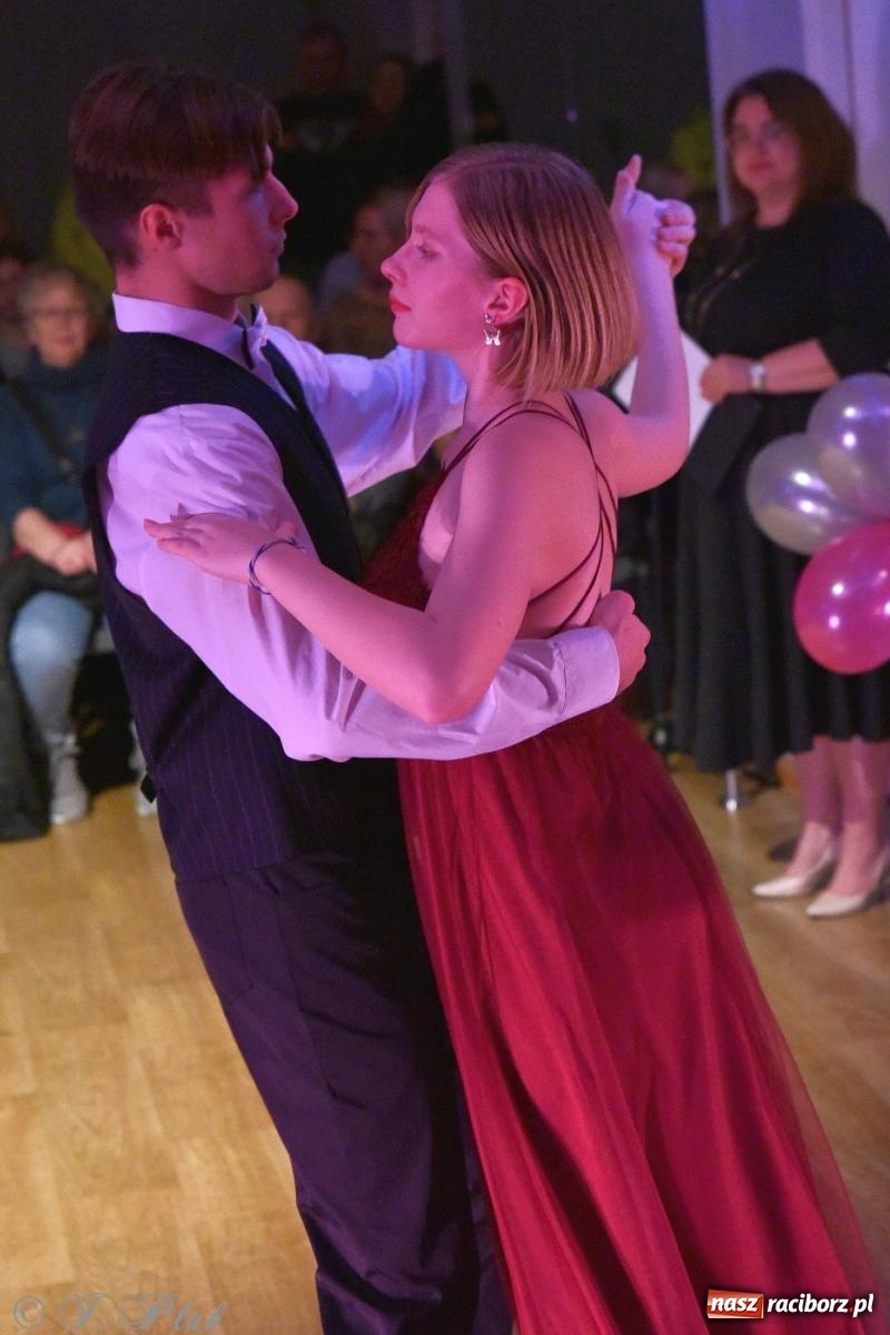 Zdjęcie w galerii na portalu naszraciborz.pl: Andrzejkowy zawrót głowy - pokazy tańca towarzyskiego w MDK wiadomości z regionu