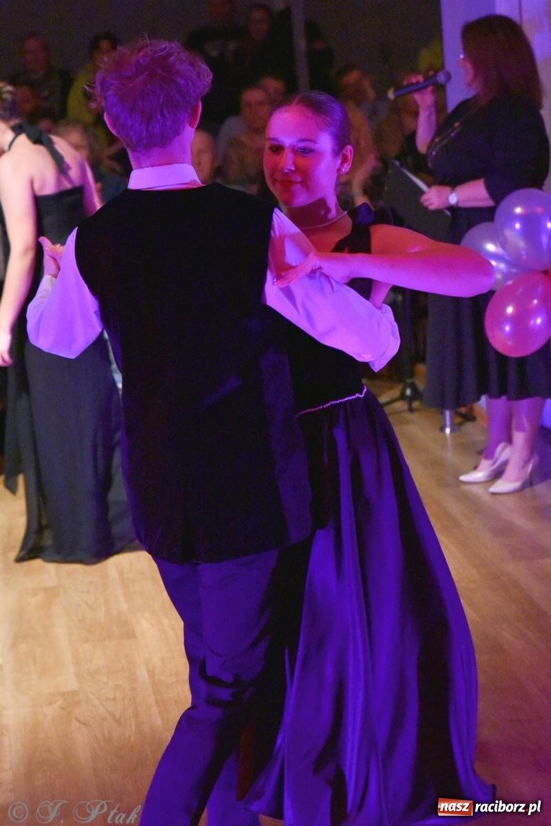 Zdjęcie w galerii na portalu naszraciborz.pl: Andrzejkowy zawrót głowy - pokazy tańca towarzyskiego w MDK wiadomości z regionu