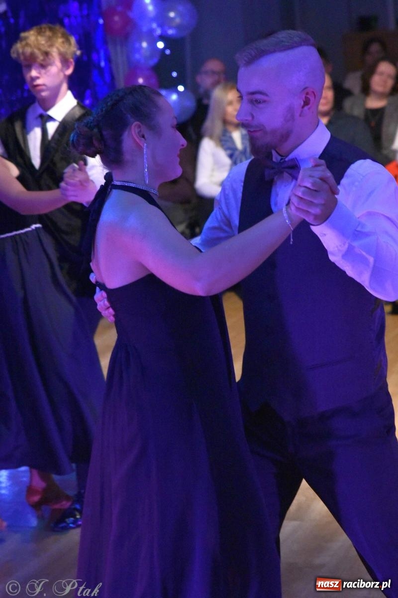 Zdjęcie w galerii na portalu naszraciborz.pl: Andrzejkowy zawrót głowy - pokazy tańca towarzyskiego w MDK wiadomości z regionu