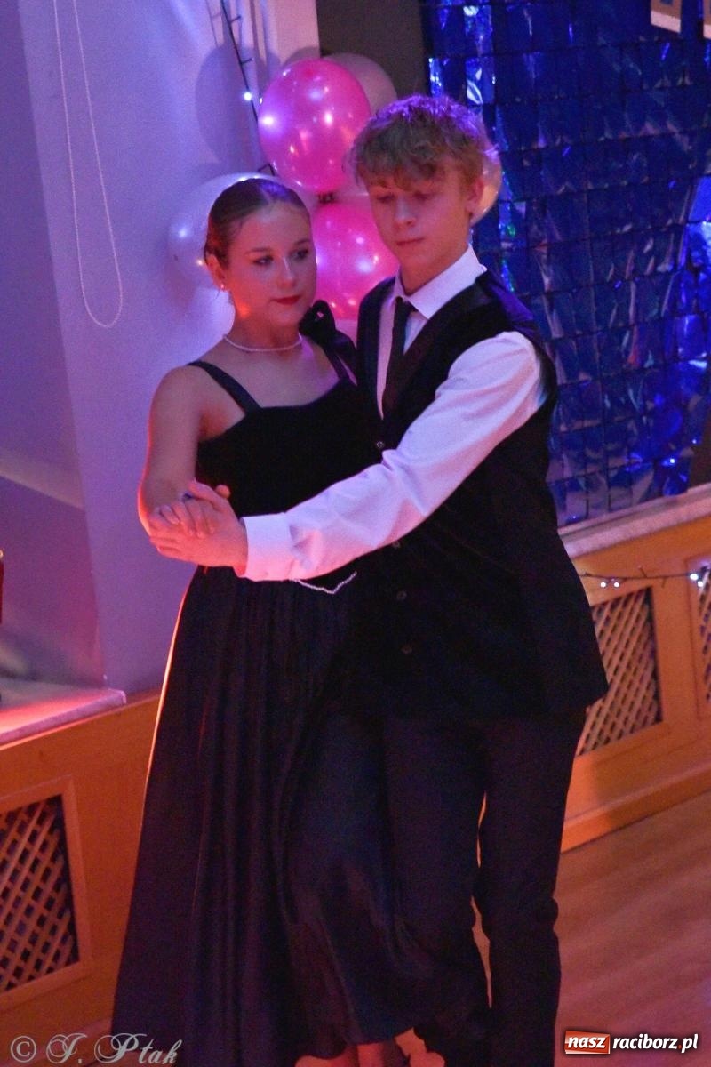 Zdjęcie w galerii na portalu naszraciborz.pl: Andrzejkowy zawrót głowy - pokazy tańca towarzyskiego w MDK wiadomości z regionu