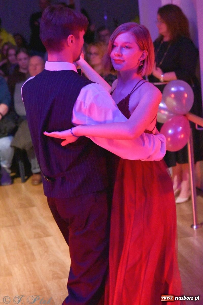 Zdjęcie w galerii na portalu naszraciborz.pl: Andrzejkowy zawrót głowy - pokazy tańca towarzyskiego w MDK wiadomości z regionu