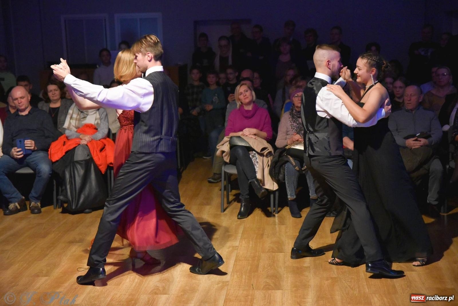 Zdjęcie w galerii na portalu naszraciborz.pl: Andrzejkowy zawrót głowy - pokazy tańca towarzyskiego w MDK wiadomości z regionu