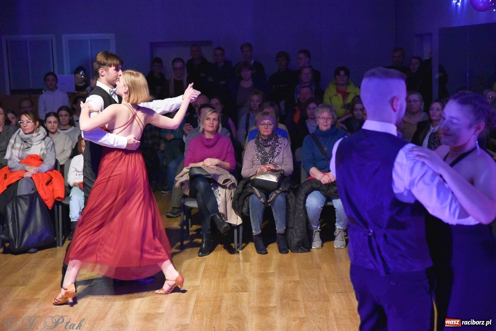 Zdjęcie w galerii na portalu naszraciborz.pl: Andrzejkowy zawrót głowy - pokazy tańca towarzyskiego w MDK wiadomości z regionu