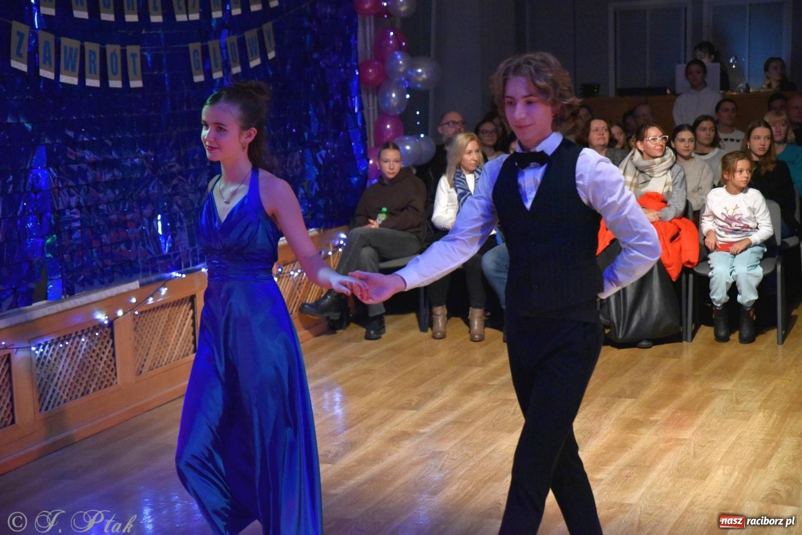 Zdjęcie w galerii na portalu naszraciborz.pl: Andrzejkowy zawrót głowy - pokazy tańca towarzyskiego w MDK wiadomości z regionu