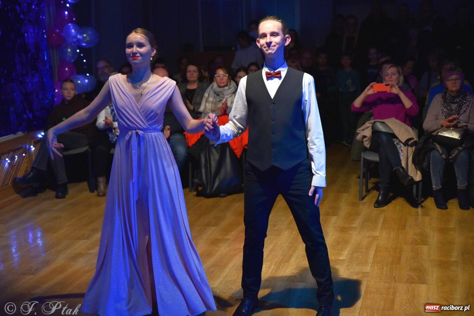 Zdjęcie w galerii na portalu naszraciborz.pl: Andrzejkowy zawrót głowy - pokazy tańca towarzyskiego w MDK wiadomości z regionu