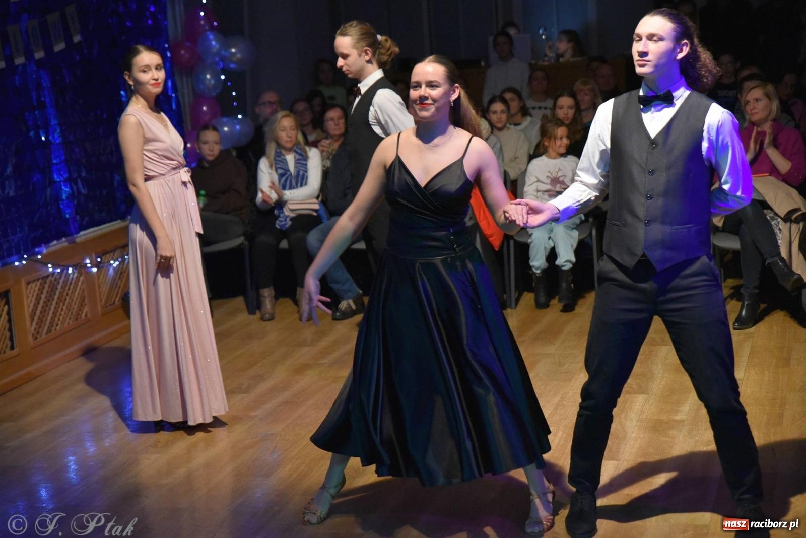 Zdjęcie w galerii na portalu naszraciborz.pl: Andrzejkowy zawrót głowy - pokazy tańca towarzyskiego w MDK wiadomości z regionu