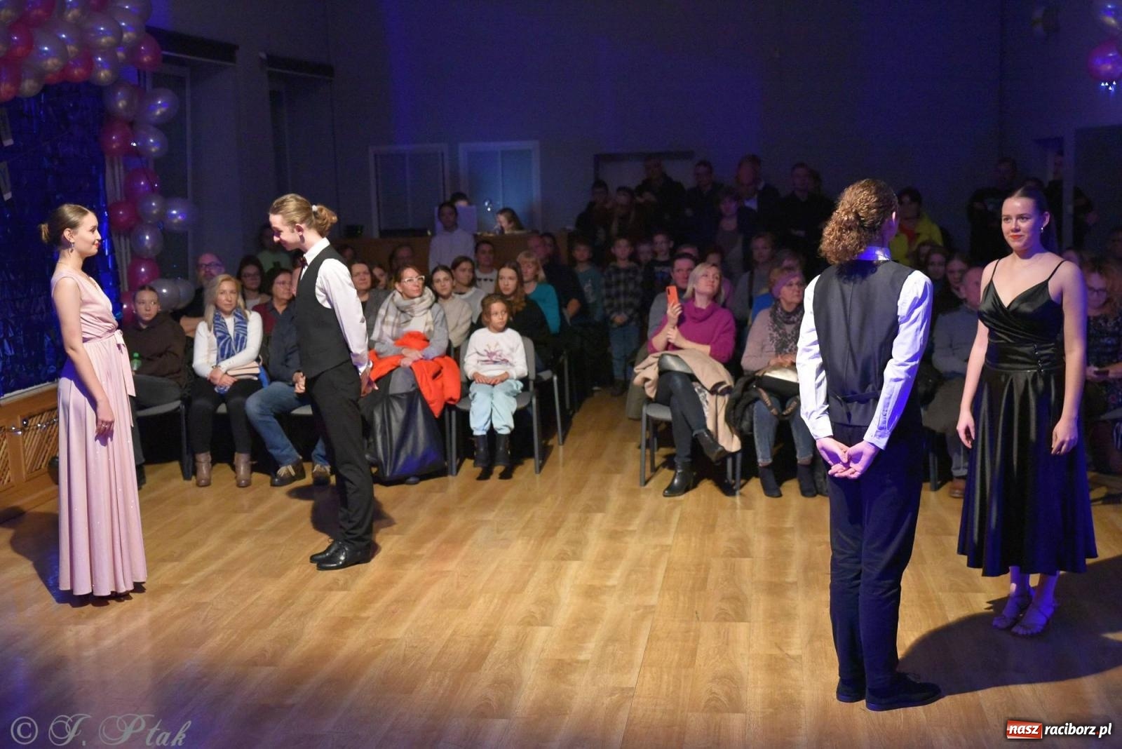 Zdjęcie w galerii na portalu naszraciborz.pl: Andrzejkowy zawrót głowy - pokazy tańca towarzyskiego w MDK wiadomości z regionu