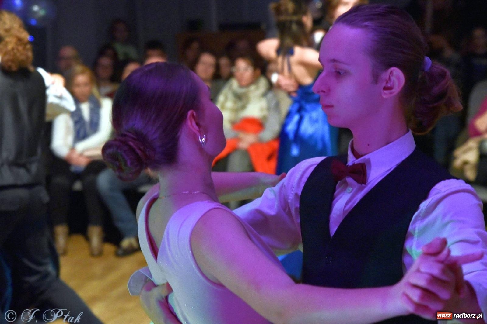 Zdjęcie w galerii na portalu naszraciborz.pl: Andrzejkowy zawrót głowy - pokazy tańca towarzyskiego w MDK wiadomości z regionu