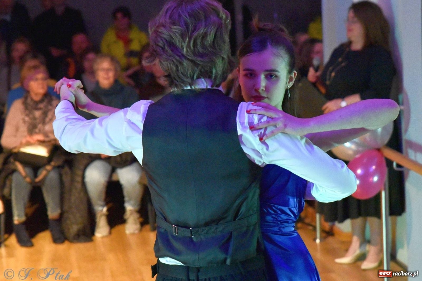 Zdjęcie w galerii na portalu naszraciborz.pl: Andrzejkowy zawrót głowy - pokazy tańca towarzyskiego w MDK wiadomości z regionu